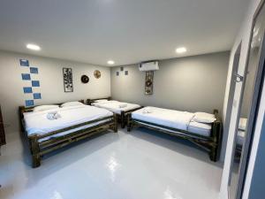 En eller flere senge i et værelse på Bamboo Garden Resort