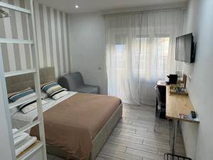 um quarto com uma cama, uma secretária e uma televisão em San Pietro Dreaming Rooms em Roma