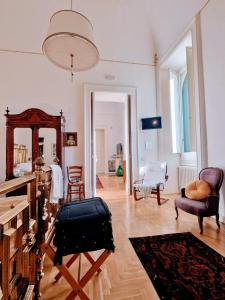 una sala de estar con una maleta en el suelo de madera en Palazzo De Giorgi B&B, en Lecce