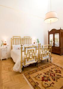 1 dormitorio con cama, mesa y espejo en Palazzo De Giorgi B&B, en Lecce