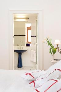 Habitación blanca con lavabo y cama en Palazzo De Giorgi B&B, en Lecce