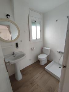 Lliçà d'AmuntにあるEstancia Rural Tranquilaのバスルーム(洗面台、トイレ、鏡付)