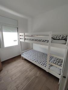 Lliçà d'AmuntにあるEstancia Rural Tranquilaの窓付きの客室で、二段ベッド2台が備わります。