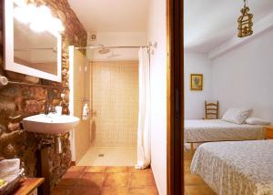 A bed or beds in a room at Rincón de piedra BCN