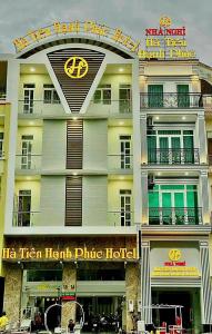 ein Hotel mit einem Schild auf der Vorderseite in der Unterkunft Hà Tiên Hạnh Phúc Hotel in Hà Tiên