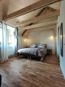 um quarto com uma cama e piso em madeira em Chambres d'hôtes, Zimmer, Domaine de Kervennec em Carhaix-Plouguer