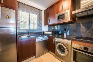 フエンヒロラにあるMalibu A1 · Luxury 2BR Panoramic Sea View Ref 242のキッチン(洗濯機、シンク、食器洗い機付)