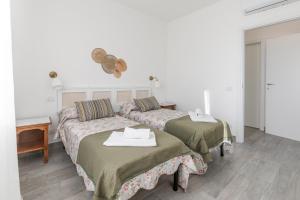 een slaapkamer met 2 bedden en een tafel bij Bed gold in Castelnuovo del Garda