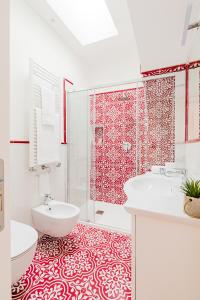 a bathroom with two sinks and a red and white patterned floor at Hotel Da Raffaele in Ischia