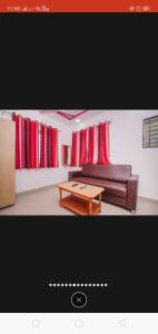 ein Wohnzimmer mit einem Sofa und einem Couchtisch in der Unterkunft Hotel City Plaza in Bangalore