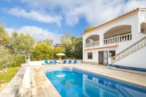 eine Villa mit einem Pool und einem Haus in der Unterkunft La Calma in Calonge