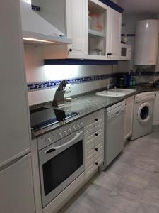 uma cozinha com um lavatório e um fogão forno superior em Apartment Panorama 2 em Altea