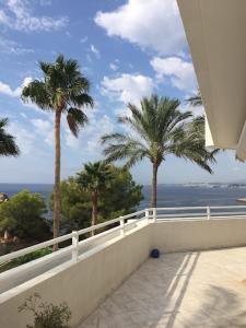 uma vista para o oceano a partir de uma varanda com palmeiras em Apartment Panorama 2 em Altea