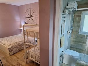ein kleines Zimmer mit einem Etagenbett und einem Badezimmer. in der Unterkunft Sweet Harbour B&B in Pesaro