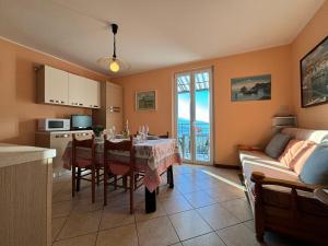 Η κουζίνα ή μικρή κουζίνα στο Stunning lake view apartment Peglio - Larihome A45