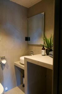 a bathroom with a sink and a mirror at Rorbuleilighet i toppetasjen i Henningsvær in Henningsvær