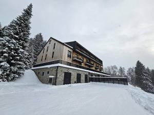 Benecko moderní apartmán A30 by AlkaTravel v zime
