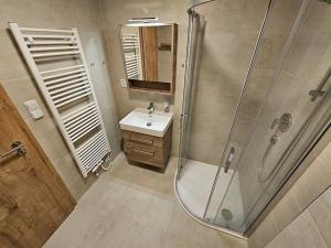 Kúpeľňa v ubytovaní Benecko moderní apartmán A30 by AlkaTravel