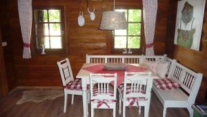 ein Esszimmer mit einem Tisch und 4 Stühlen in der Unterkunft Ferienhaus Zur Einberger Schweiz in Rödental