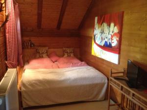 ein Schlafzimmer mit einem Bett in einem Zimmer in der Unterkunft Ferienhaus Zur Einberger Schweiz in Rödental