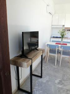 TV a/nebo společenská místnost v ubytování Cozy Rodas House 1