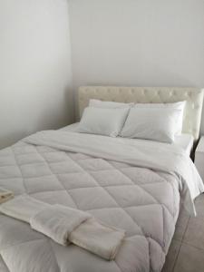 Postel nebo postele na pokoji v ubytování Cozy Rodas House 1