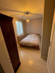 een slaapkamer met een bed, een raam en een plafond bij Crouy Maison Pittoresque in Crouy