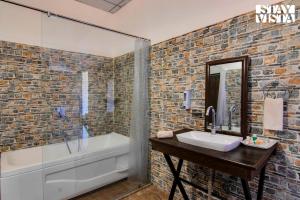 サワイ・マドプールにあるStayVista at Ranthambore Reverie - Near Ranthambore National Park with Lawn & Indoor-Outdoor Gamesのバスルーム(バスタブ、シンク、バスタブ付) +16枚の写真