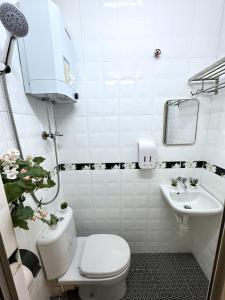 International Inn في هونغ كونغ: حمام صغير مع مرحاض ومغسلة