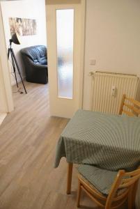 uma sala de estar com uma mesa e um sofá em Altstadtleben - ABC164 em Wismar