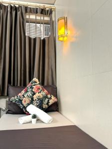 Giường trong phòng chung tại International Inn