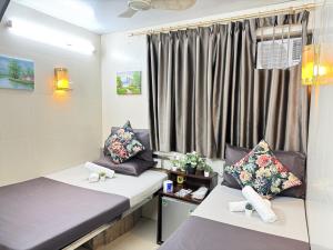 Giường trong phòng chung tại International Inn