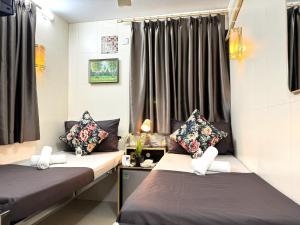 香港的住宿－International Inn，配有黑色窗帘的客房内的两张床