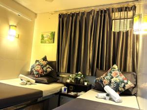 Khu vực ghế ngồi tại International Inn