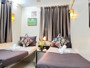 Giường trong phòng chung tại International Inn