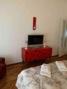 een woonkamer met een tv op een rode tafel bij Accogliente Trilocale in Gran Madre in Turijn