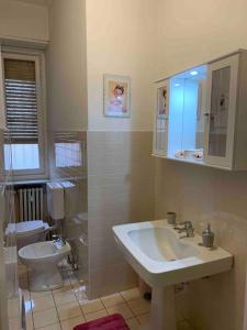 uma casa de banho com um lavatório e um WC em Accogliente Trilocale in Gran Madre em Turim