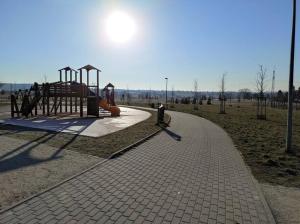 un patio de recreo con un tobogán en un parque en Very comfortable flat for the whole family, en Praga