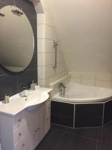Kúpeľňa v ubytovaní Mezonetové apartmány Lea a Laura Donovaly