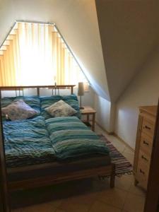 een slaapkamer met een bed, een raam en een dressoir bij Mezonetové apartmány Lea a Laura Donovaly in Donovaly