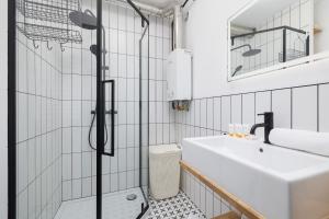 y baño con lavabo y ducha. en Comfortable Two-Bedroom Apartment Strzelców by Renters, en Cracovia