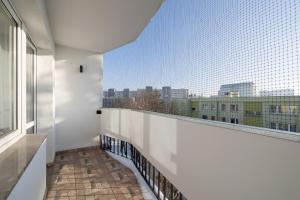 balcón con vistas a la ciudad en Comfortable Two-Bedroom Apartment Strzelców by Renters, en Cracovia