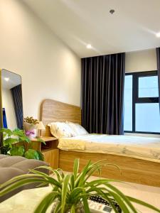 a hotel room with two beds and a mirror at Mayhomes 34m2 Vinhomes Grand Park in Long Bình