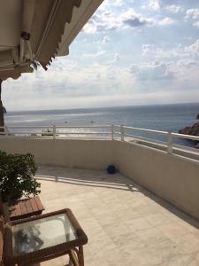 uma varanda com vista para o oceano em Apartment Panorama 2 em Altea