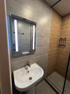 y baño con lavabo y espejo. en HOTEL PARIS en Batumi