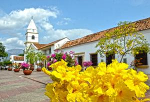un gruppo di fiori gialli di fronte a una chiesa di Comodo y amplio apartamento en Valledupar cerca al Parque la Leyenda a Valledupar