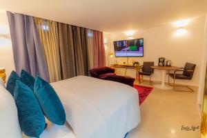 una camera d'albergo con letto e cuscini blu di BS Luxury Estate El Campello a El Campello