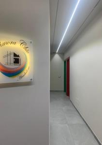 einen Flur mit einem Schild an der Wand in der Unterkunft ARCOBALENO by DIMORA CHIC in Novara