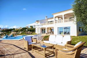 Bazén v ubytování Villa Luna Suites nebo v jeho okolí