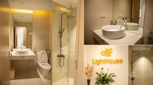 een badkamer met een wastafel, een toilet en een douche bij Light House Motel 978 in Long Hai